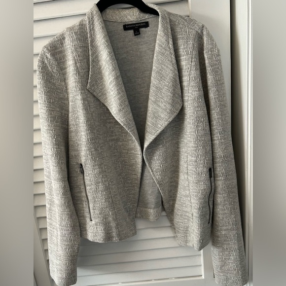 Beautiful Gray and White Blazer from Banana Republic size Large - Picture 2 of 9